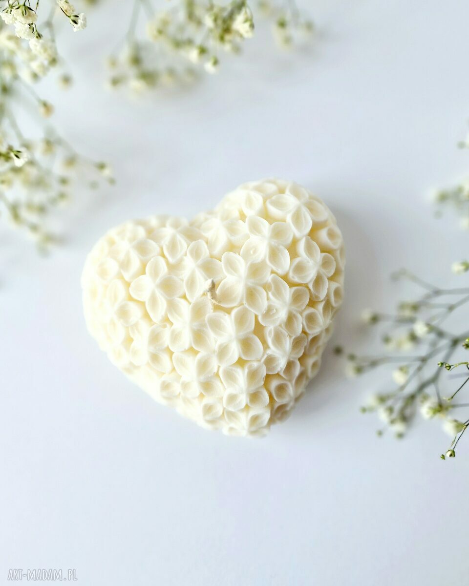 Świeca sojowa Flower Heart - ręcznie robione serce z motywem kwiatowym