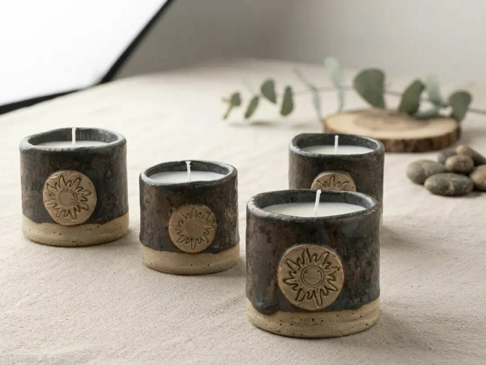 Ręcznie robiona świeca sojowa w ceramicznym naczyniu