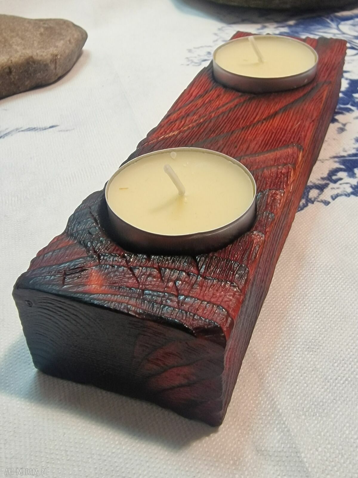 Czerwony świecznik drewniany Shou Sugi Ban Franca No. 33