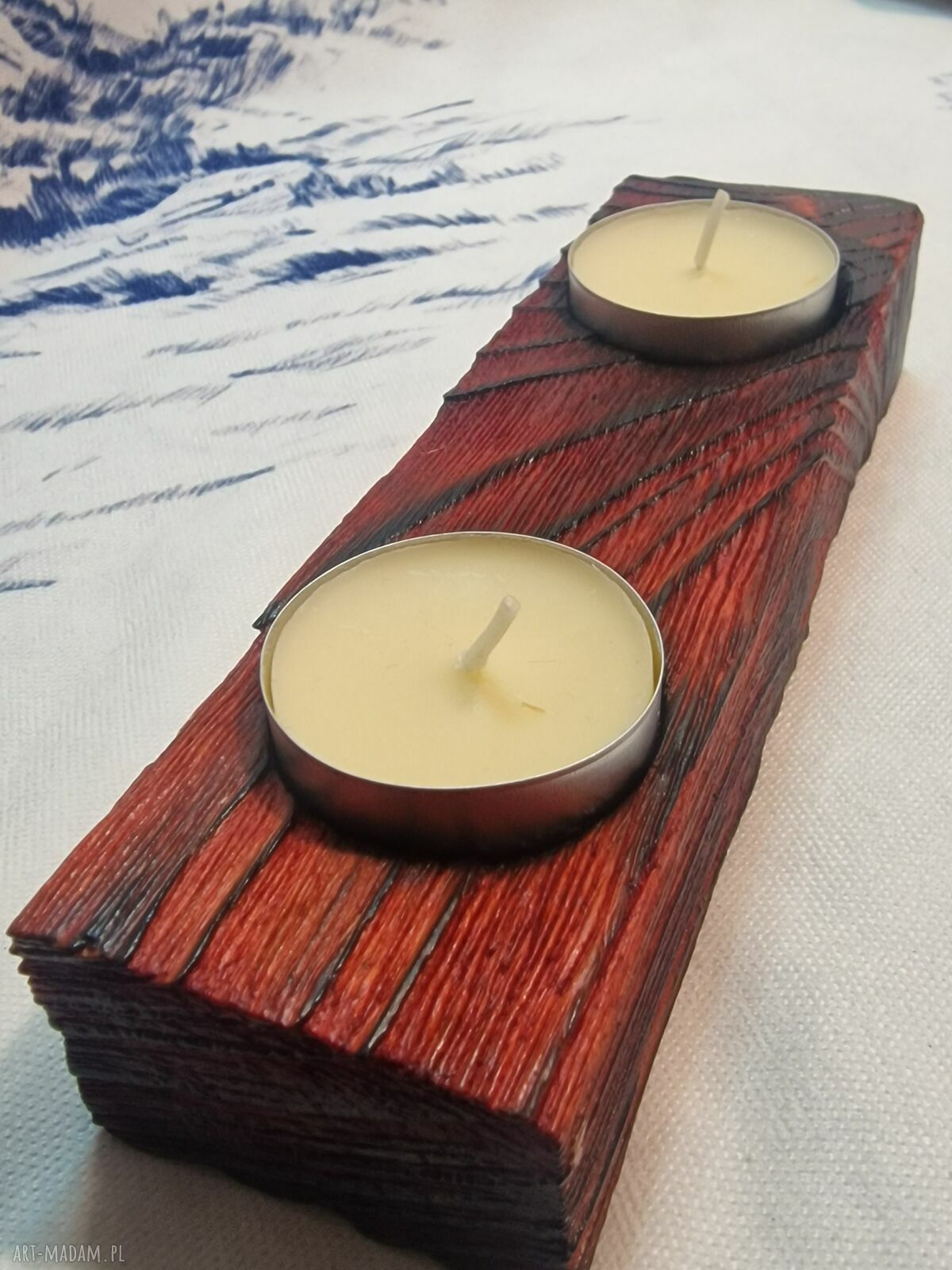 Czerwony świecznik drewniany Shou Sugi Ban Franca No. 33