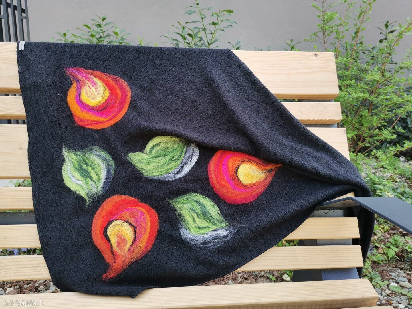 Czarna chusta handmade na Dzień Mamy - wełna merynosów i filcowane elementy