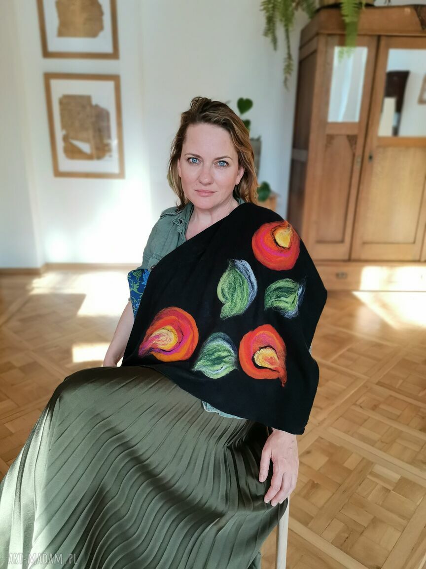 Czarna chusta handmade z wełny merynosów - prezent na Dzień Mamy