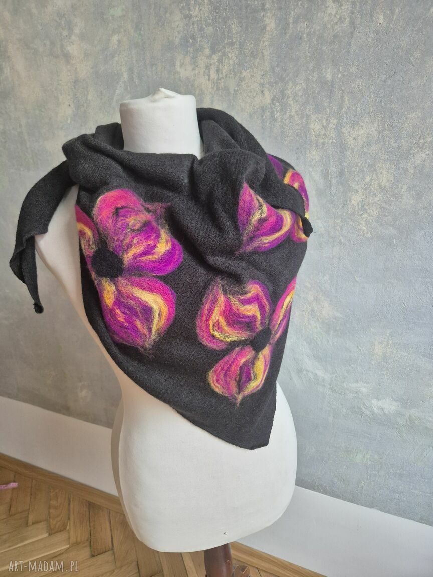 Czarna chusta handmade z wełny merynosów - filcowane elementy na prezent dla mamy