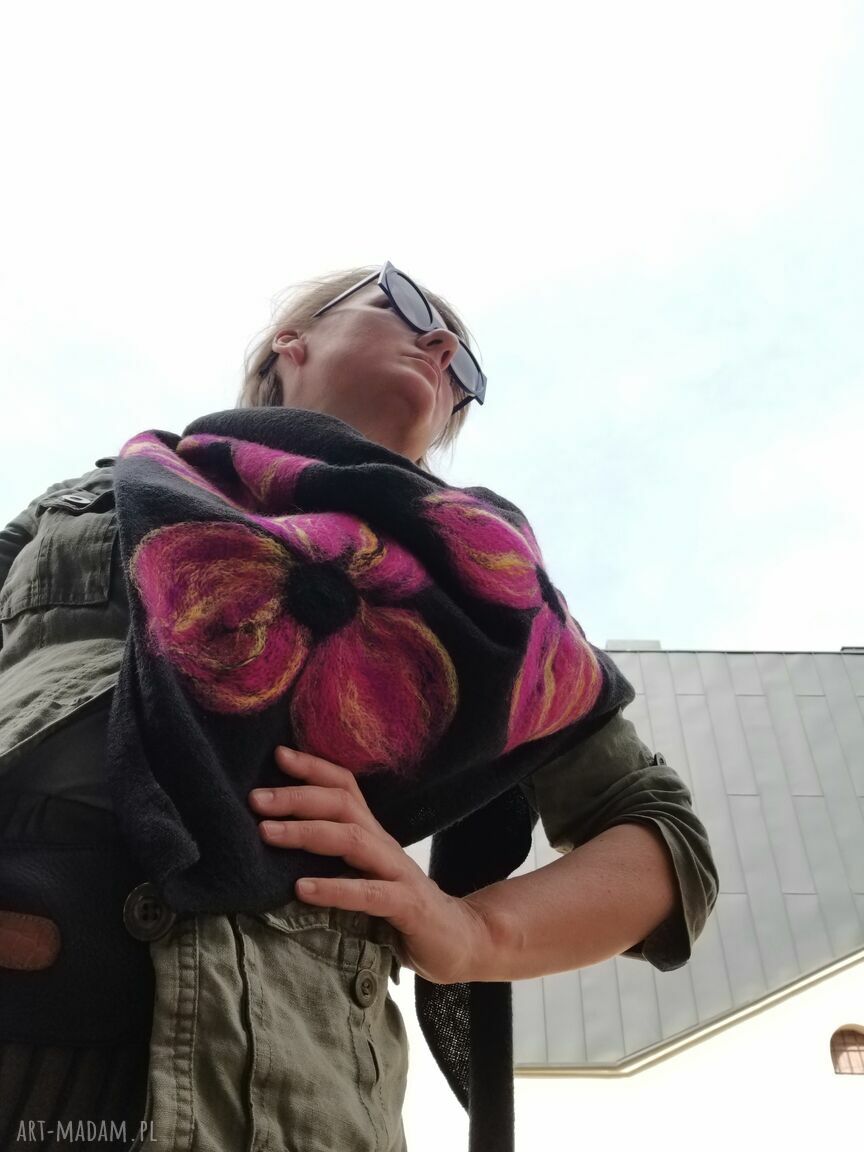 Czarna chusta handmade z filcowanymi elementami z wełny merynosów - prezent na Dzień Mamy