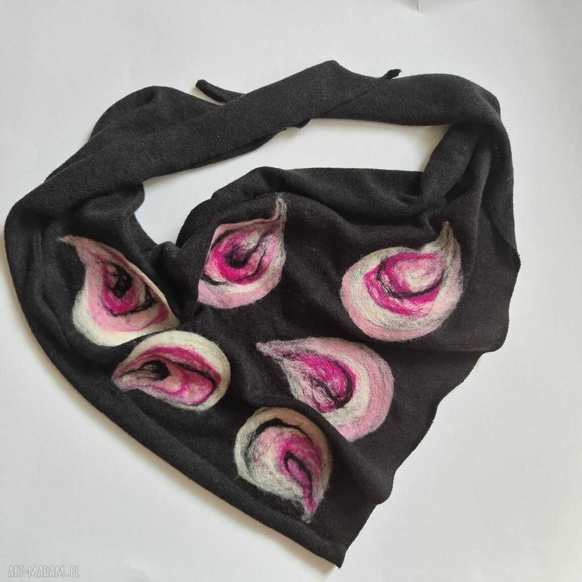 Czarna chusta handmade na Dzień Mamy z wełny merynosów i filcowanymi elementami