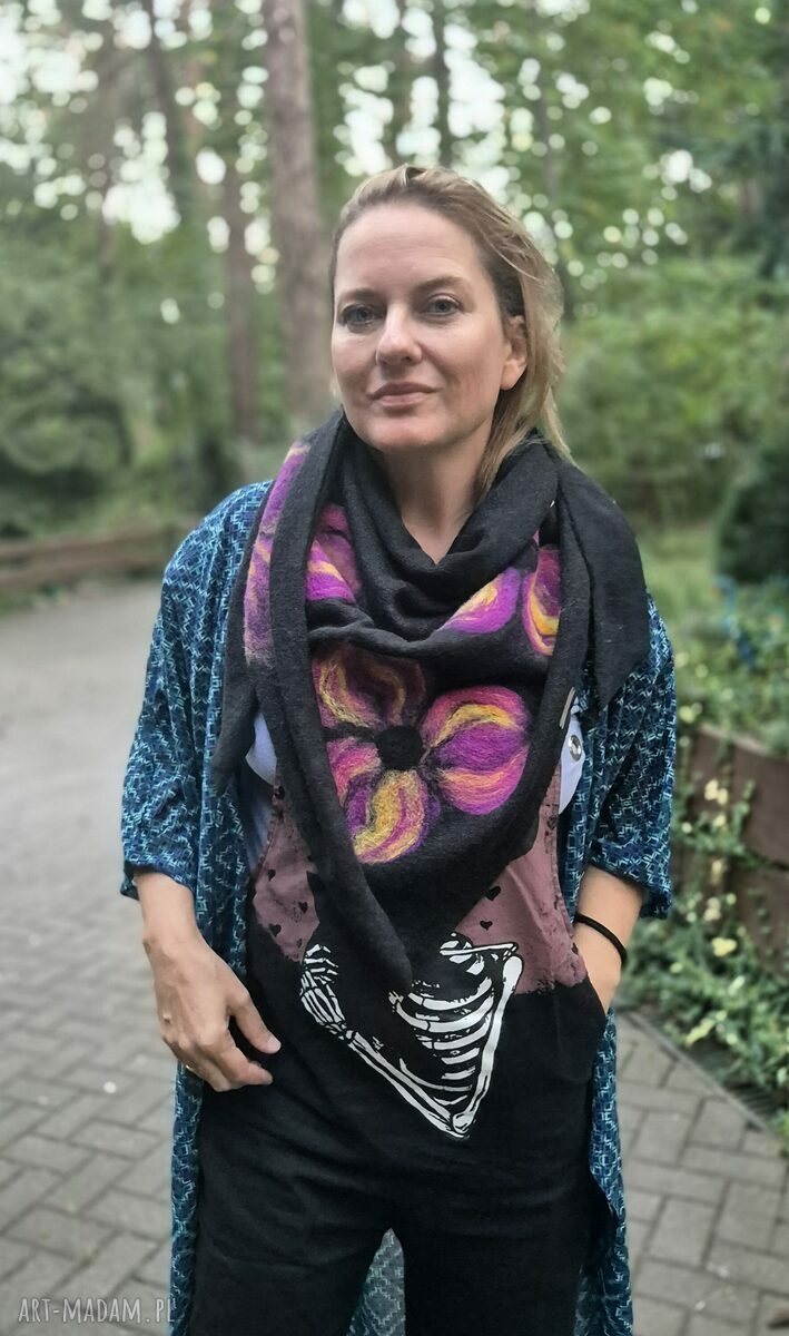Świetny prezent na Dzień Mamy - czarna chusta handmade z filcowanymi kwiatami z wełny merino