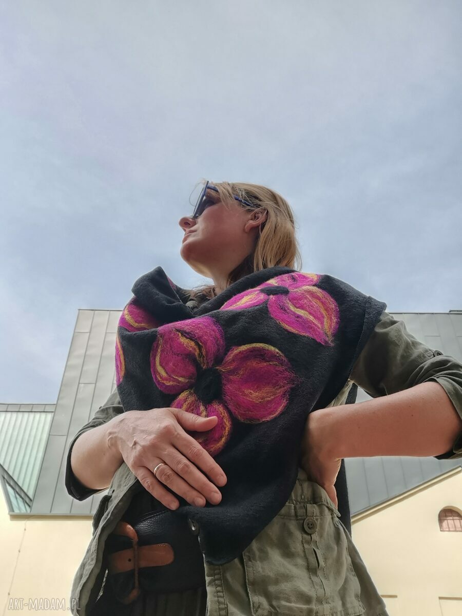 Czarna chusta handmade z filcowanymi elementami z wełny merynosów - prezent na Dzień Mamy