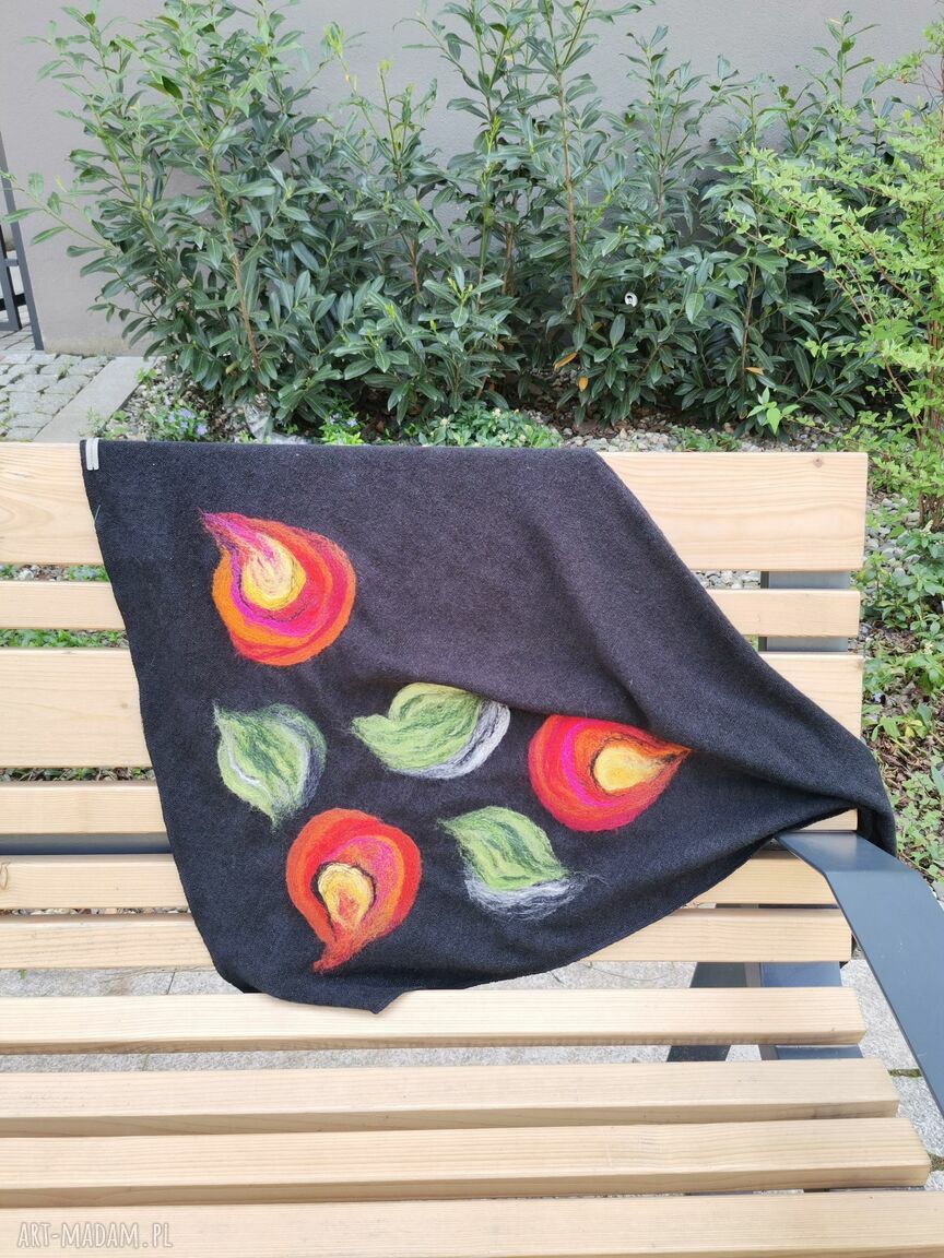Czarna chusta handmade na Dzień Mamy - wełna merynosów i filcowane elementy