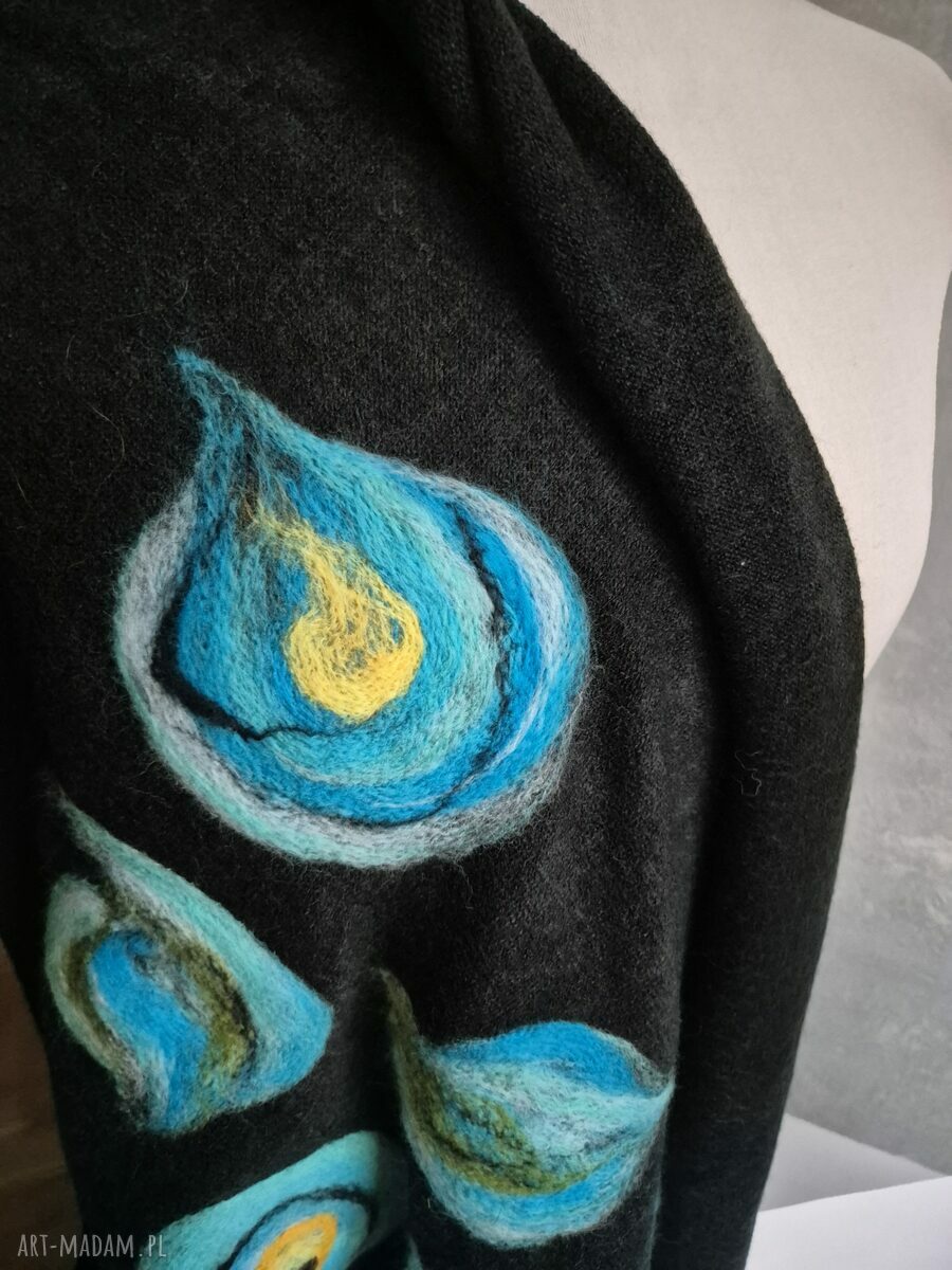 Świetny prezent na Dzień Mamy: czarna chusta handmade z wełny merynosów (filcowane elementy)