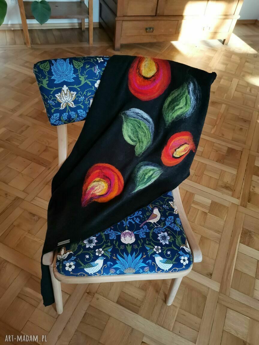 Czarna chusta handmade z wełny merynosów - filcowane motywy na prezent dla Mamy