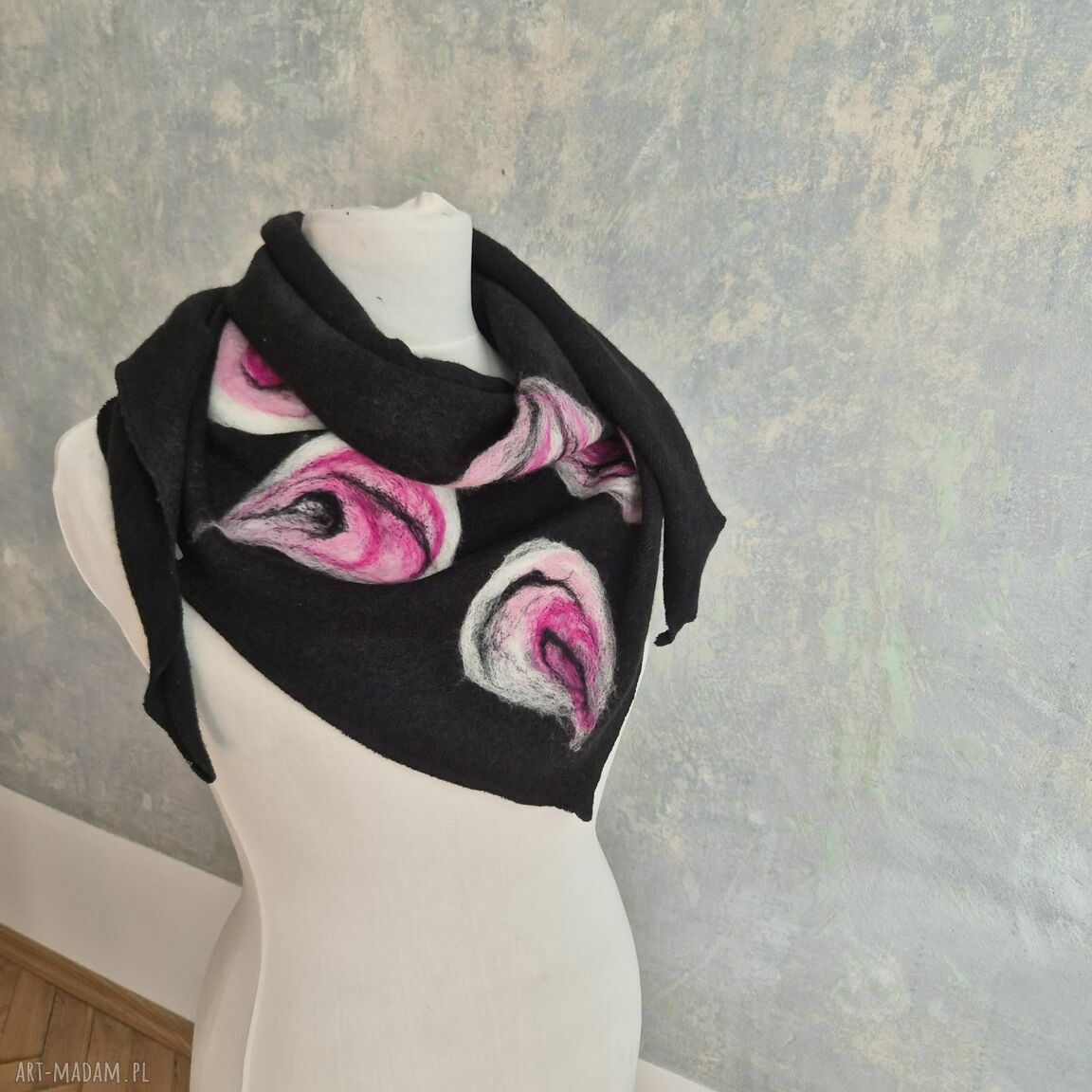 Czarna chusta handmade na Dzień Mamy z wełny merynosów i filcowanymi elementami