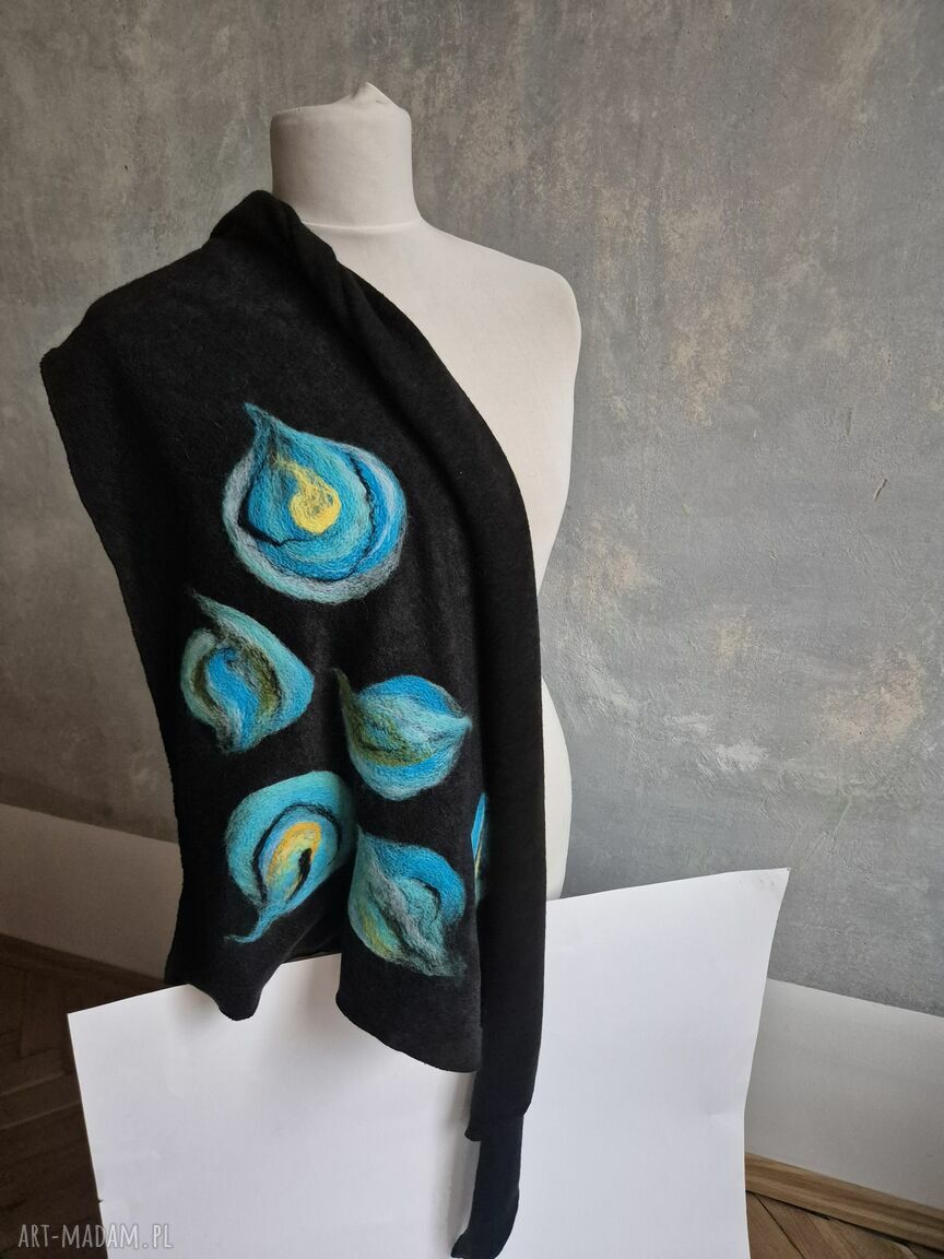 Świetny prezent na Dzień Mamy: czarna chusta handmade z wełny merino i filcowanymi elementami