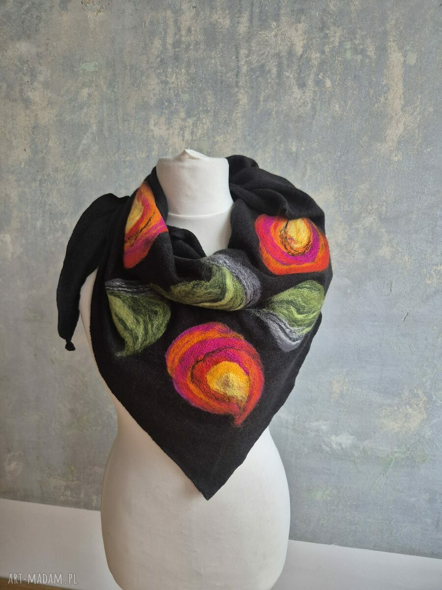 Czarna chusta handmade z wełny merynosów - folk boho na Dzień Mamy