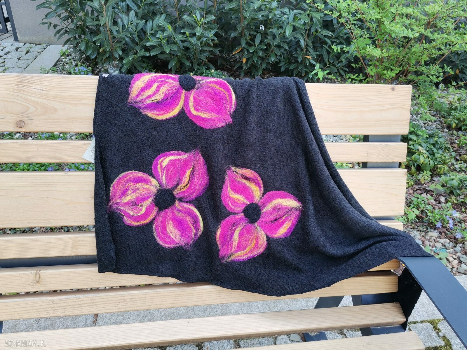 Czarna chusta handmade z filcowanymi elementami z wełny merynosów - prezent na Dzień Mamy