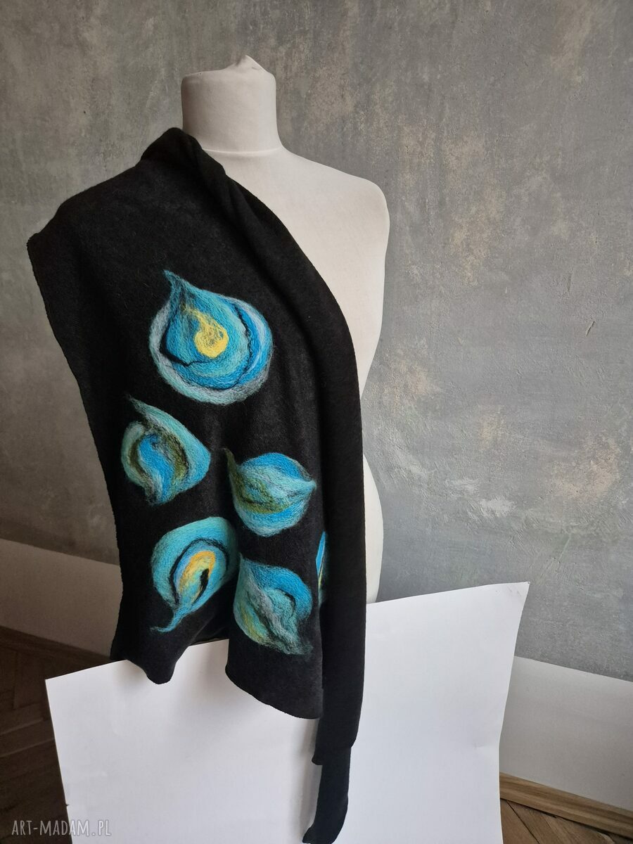 Świetny prezent na Dzień Mamy: czarna chusta handmade z wełny merynosów (filcowane elementy)