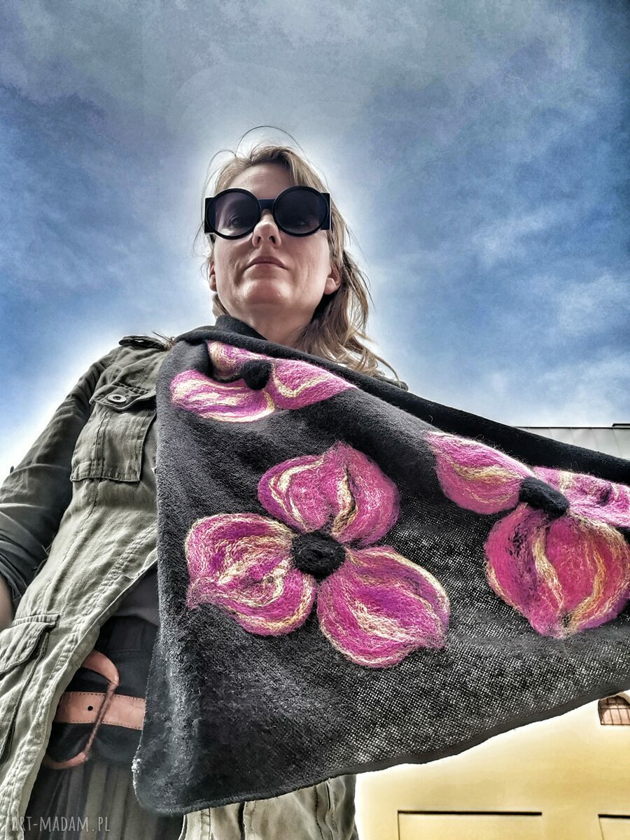Czarna chusta handmade z filcowanymi elementami z wełny merynosów - prezent na Dzień Mamy