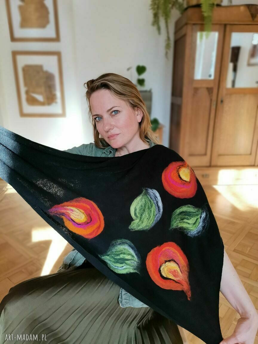Czarna chusta handmade z wełny merynosów - filcowane motywy na prezent dla Mamy