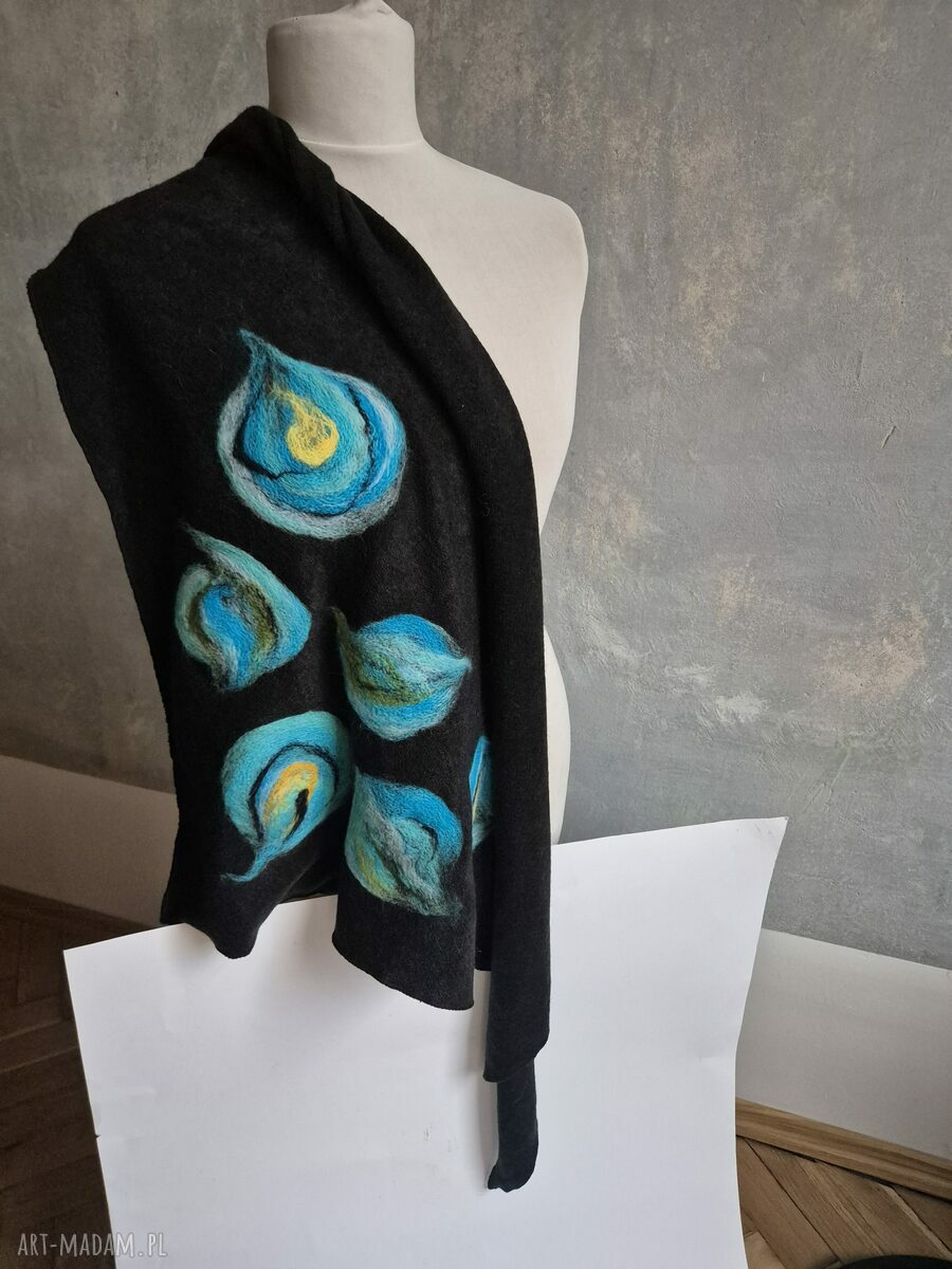 Świetny prezent na Dzień Mamy: czarna chusta handmade z wełny merino i filcowanymi elementami