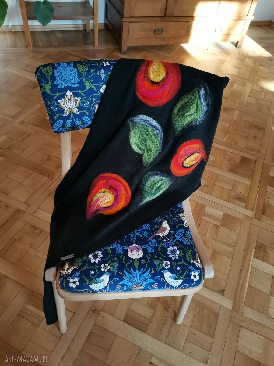 Czarna chusta handmade z wełny merynosów - prezent na Dzień Mamy