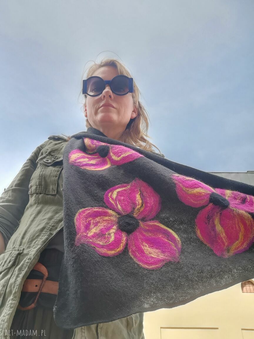 Czarna chusta handmade z filcowanymi elementami z wełny merynosów - prezent na Dzień Mamy
