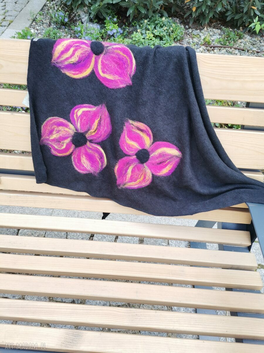 Czarna chusta handmade z filcowanymi elementami z wełny merynosów - prezent na Dzień Mamy