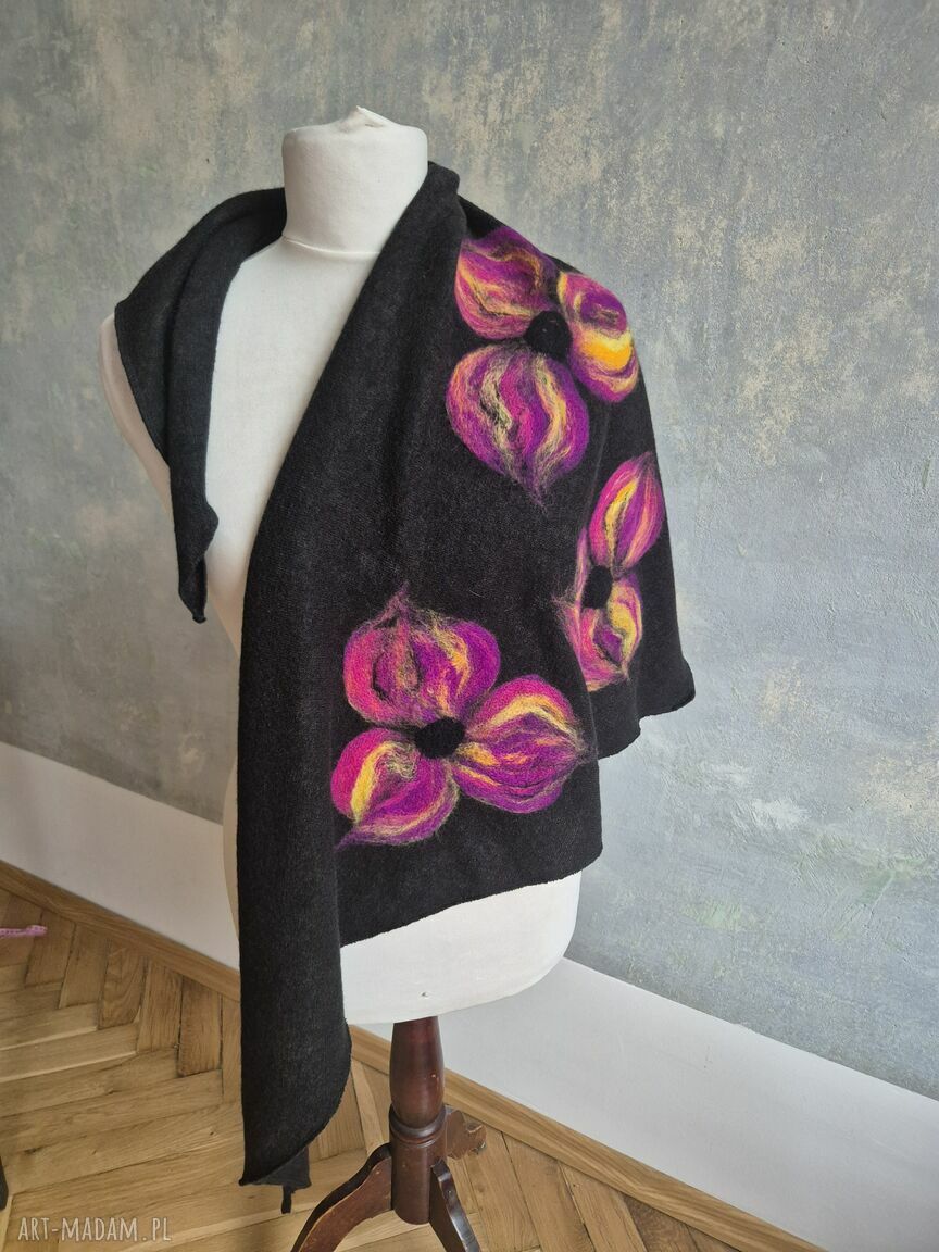 Czarna chusta handmade z wełny merynosów z filcowanymi elementami - świetny prezent na Dzień Mamy