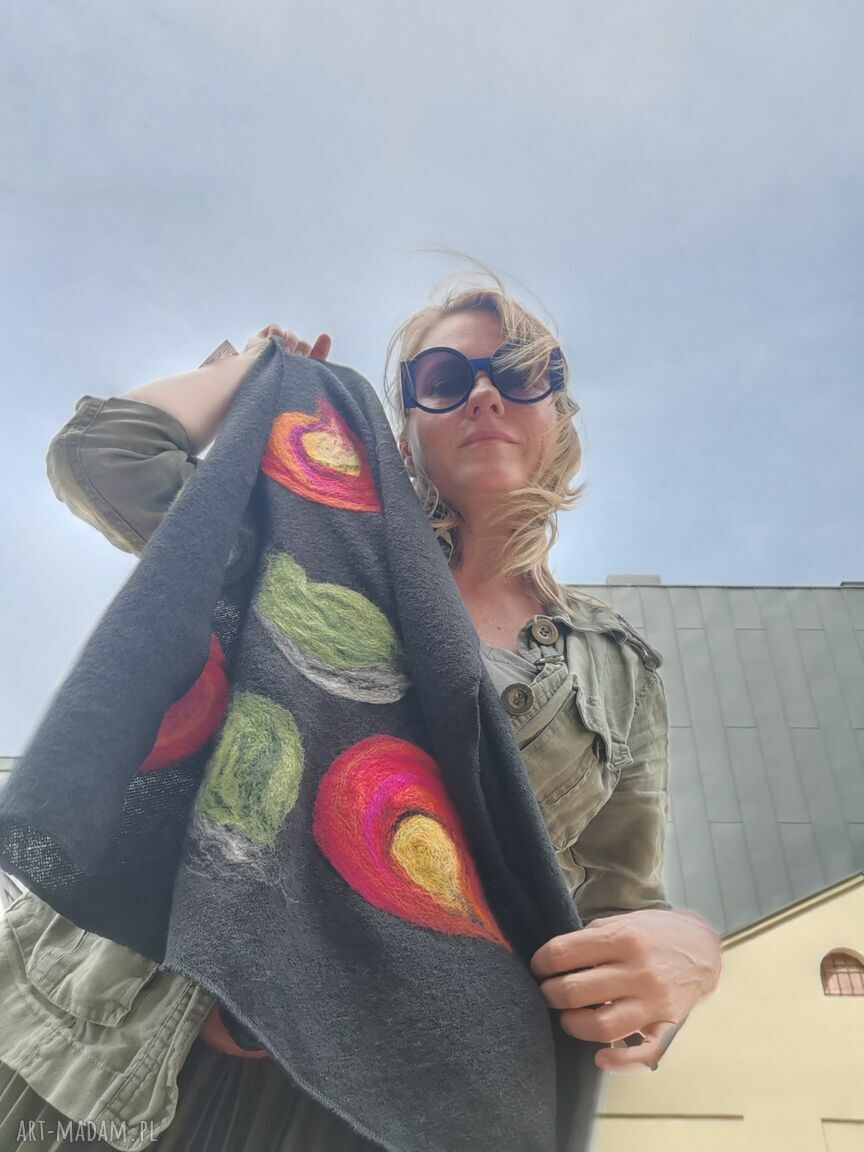 Czarna chusta handmade na Dzień Mamy - wełna merynosów i filcowane elementy