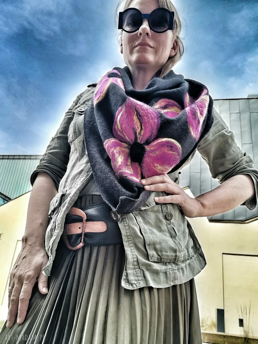 Czarna chusta handmade z filcowanymi elementami z wełny merynosów - prezent na Dzień Mamy
