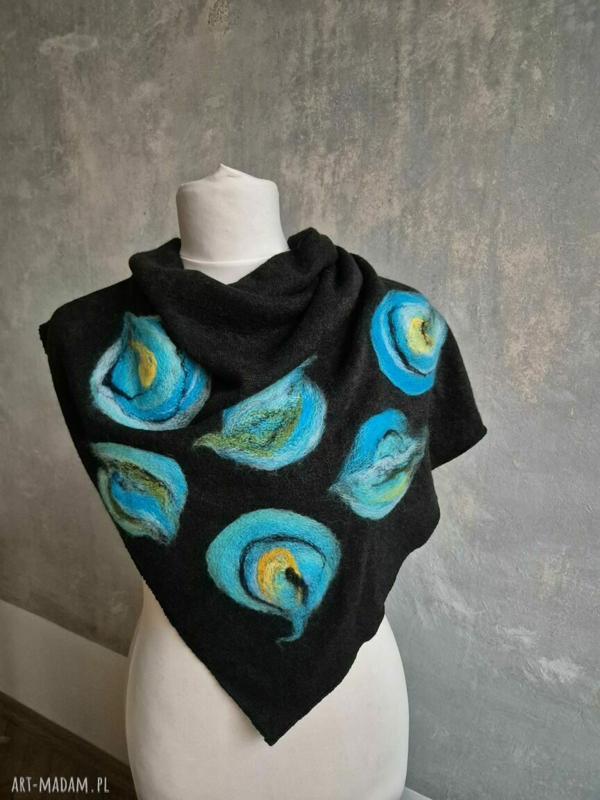 Świetny prezent na Dzień Mamy - czarna chusta handmade z wełny merynosów z filcowanym pawiem