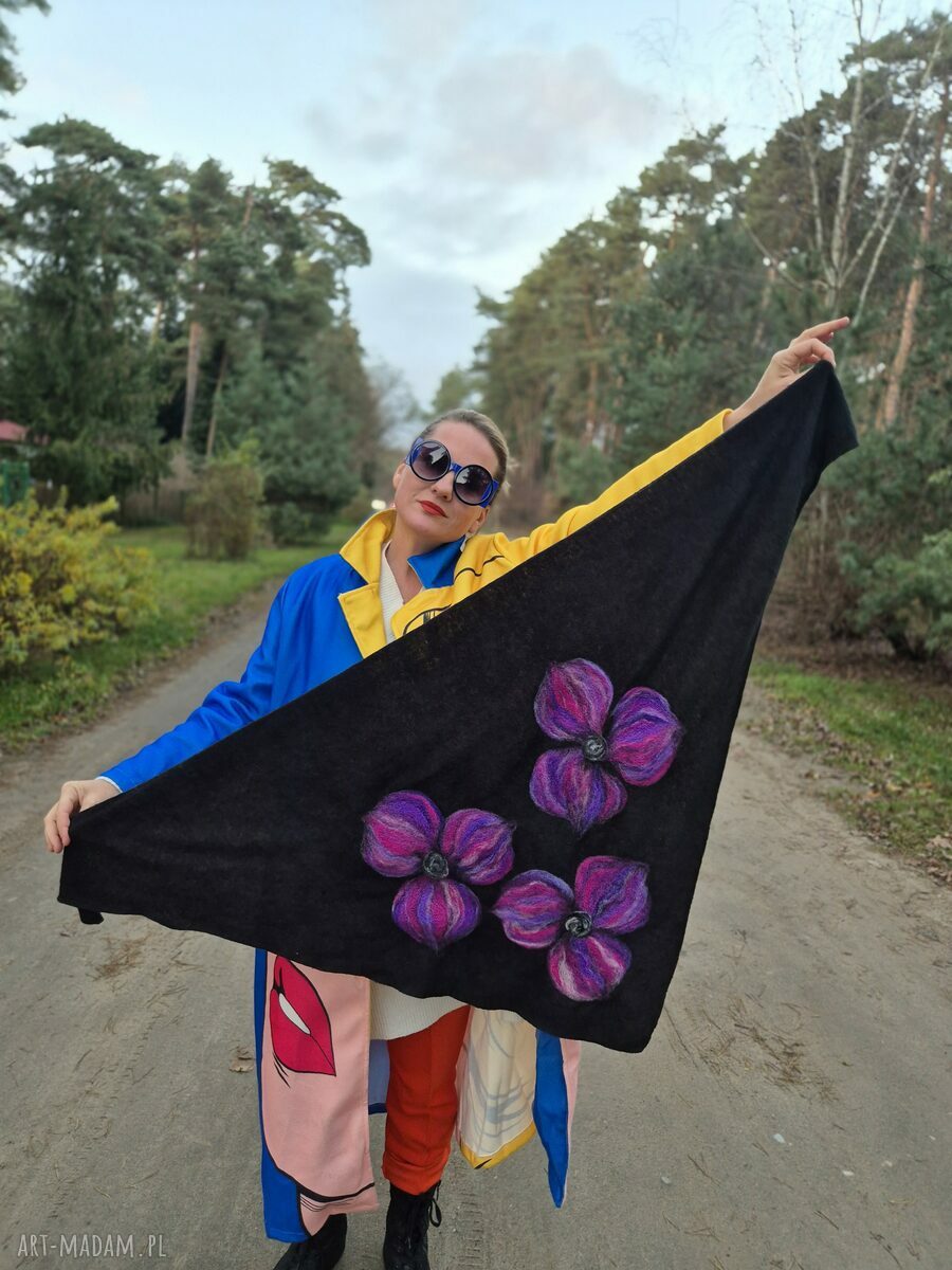 Czarna chusta handmade z wełny merynosów - prezent na Dzień Mamy (120x185 cm)