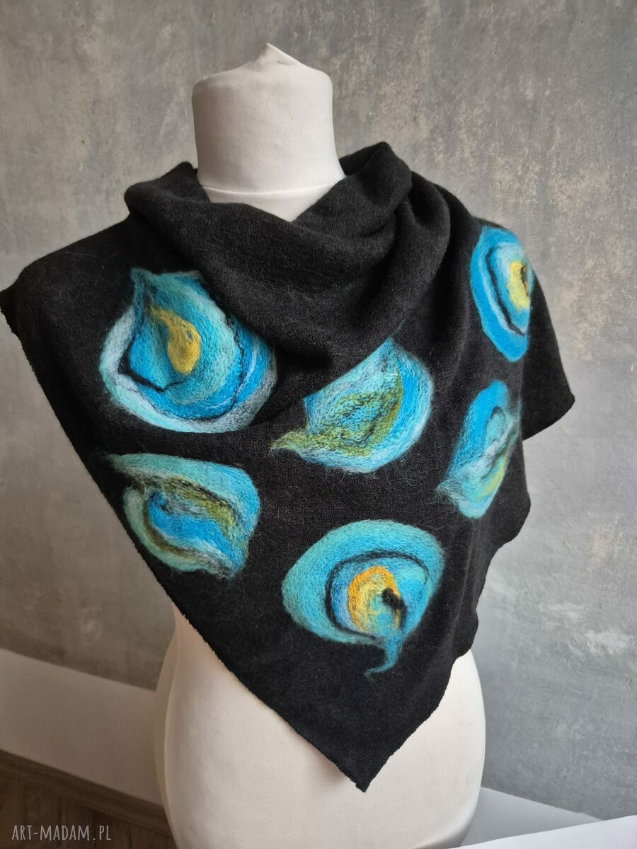 Świetny prezent na Dzień Mamy: czarna chusta handmade z wełny merynosów (filcowane elementy)
