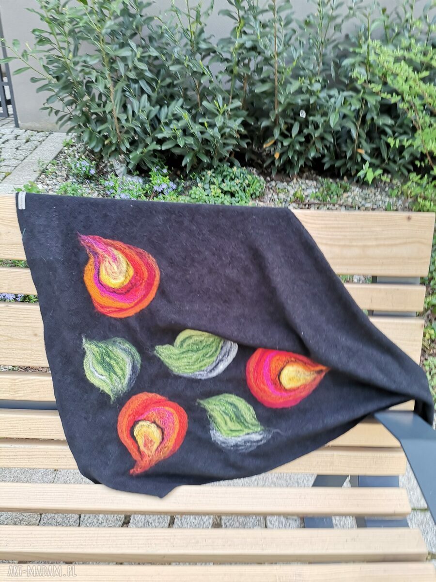 Czarna chusta handmade na Dzień Mamy - wełna merynosów i filcowane elementy