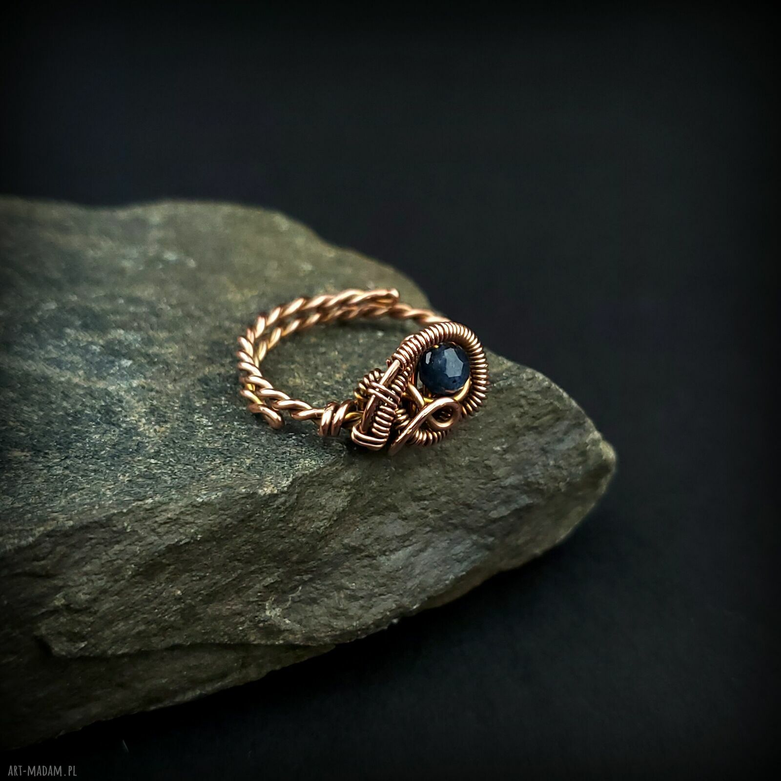 Miedziany pierścionek z szafirem wire wrapping - regulowany rozmiar