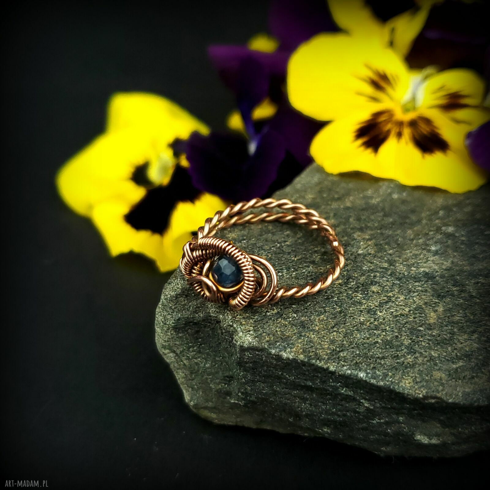 Miedziany pierścionek z szafirem wire wrapping - regulowany rozmiar