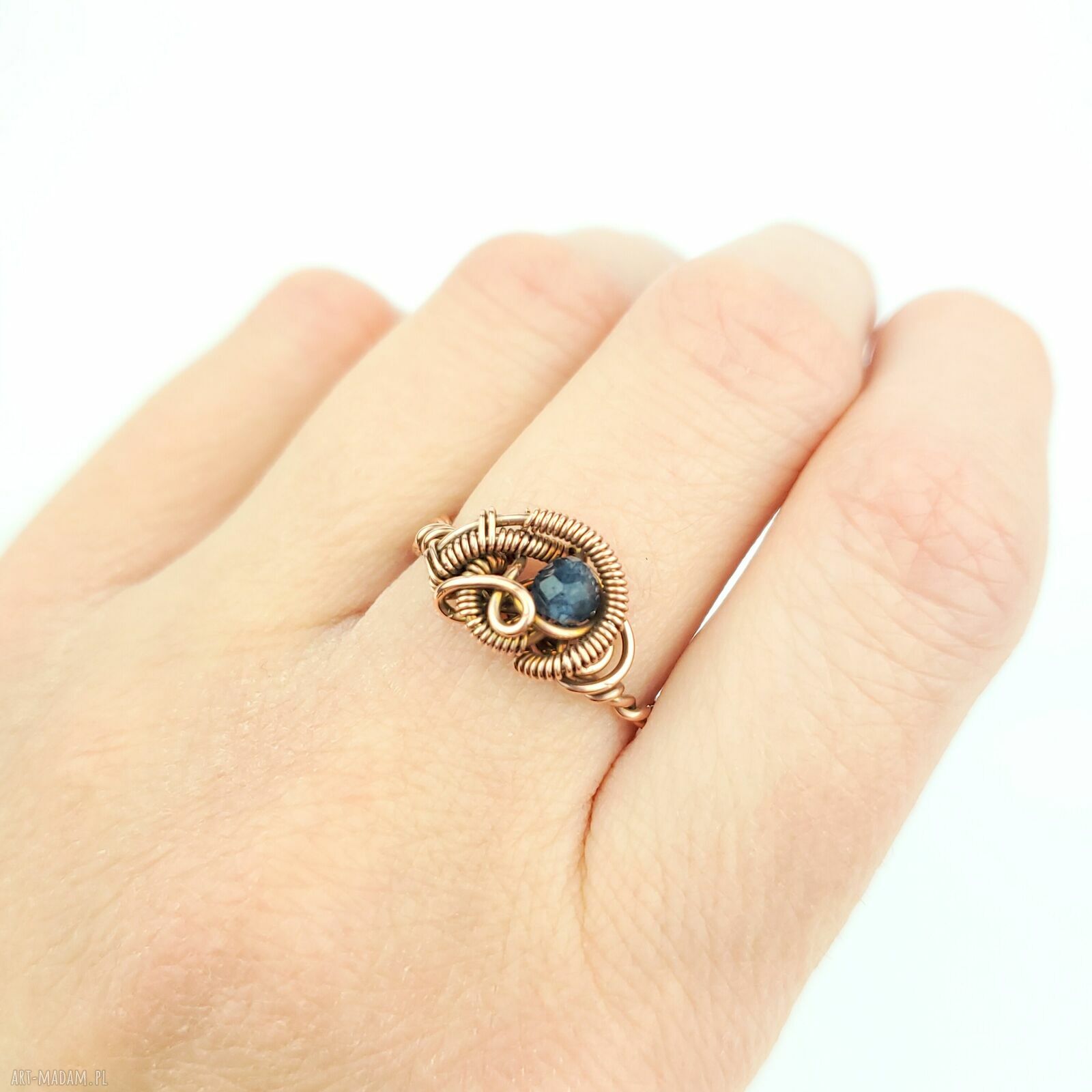 Miedziany pierścionek z szafirem wire wrapping - regulowany rozmiar