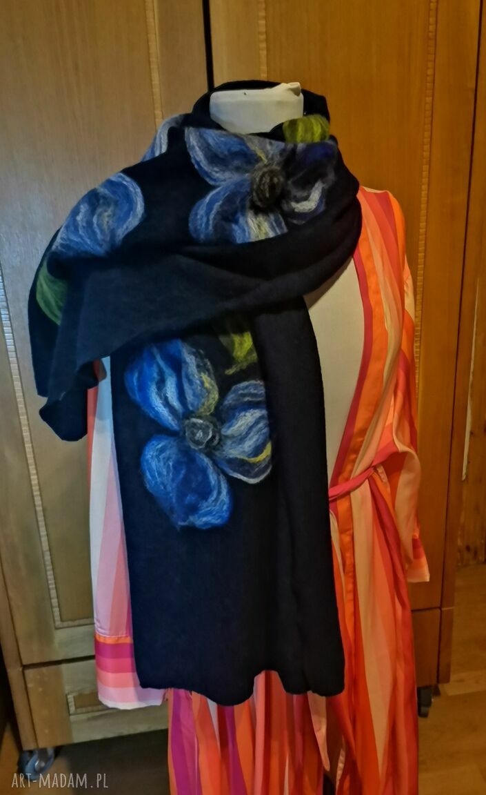 Granatowy szal damski z wełny merynosów z frędzlami folk - 159 cm