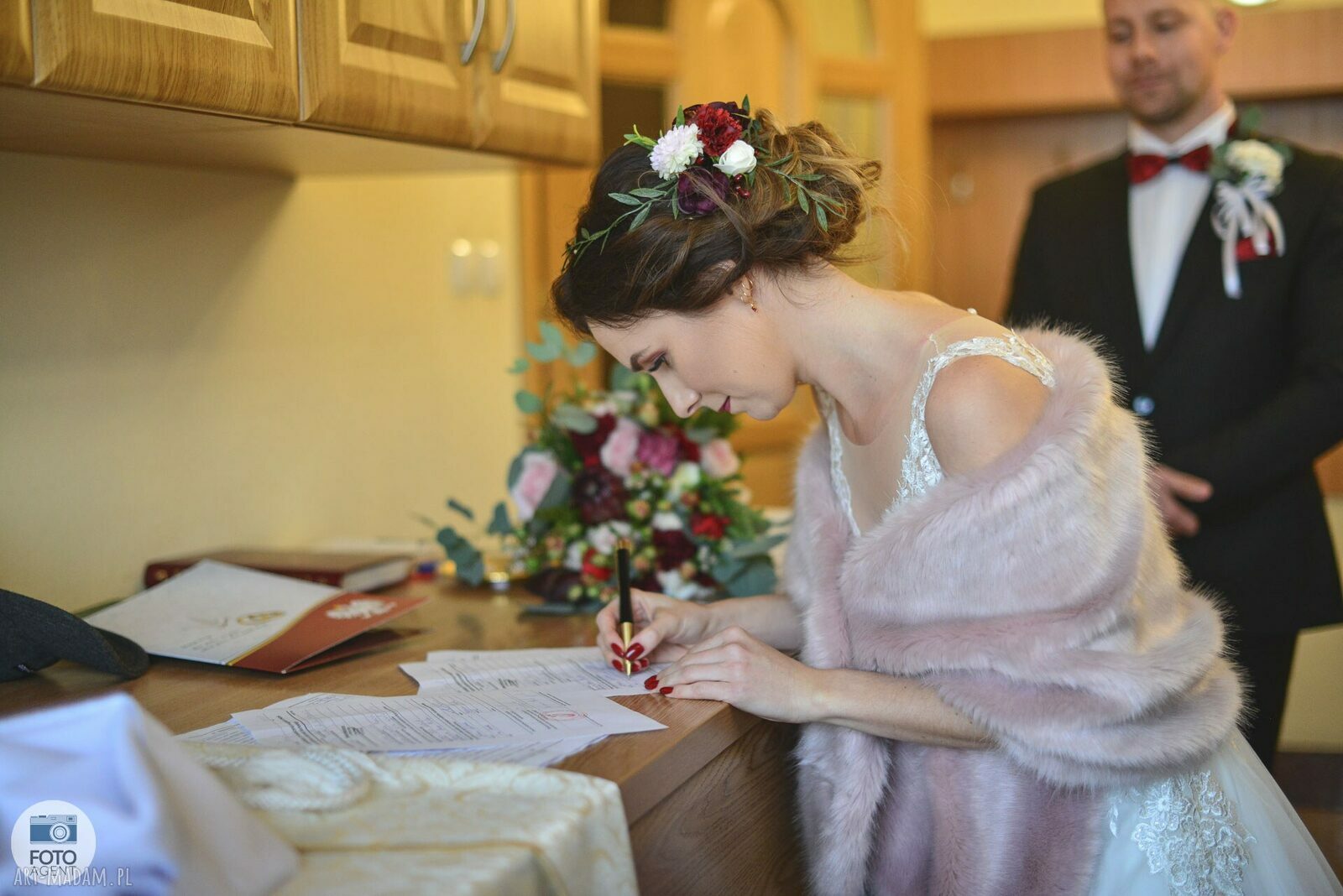Szal ślubny w odcieniu brudnego różu - elegancka etola z ekologicznego futra
