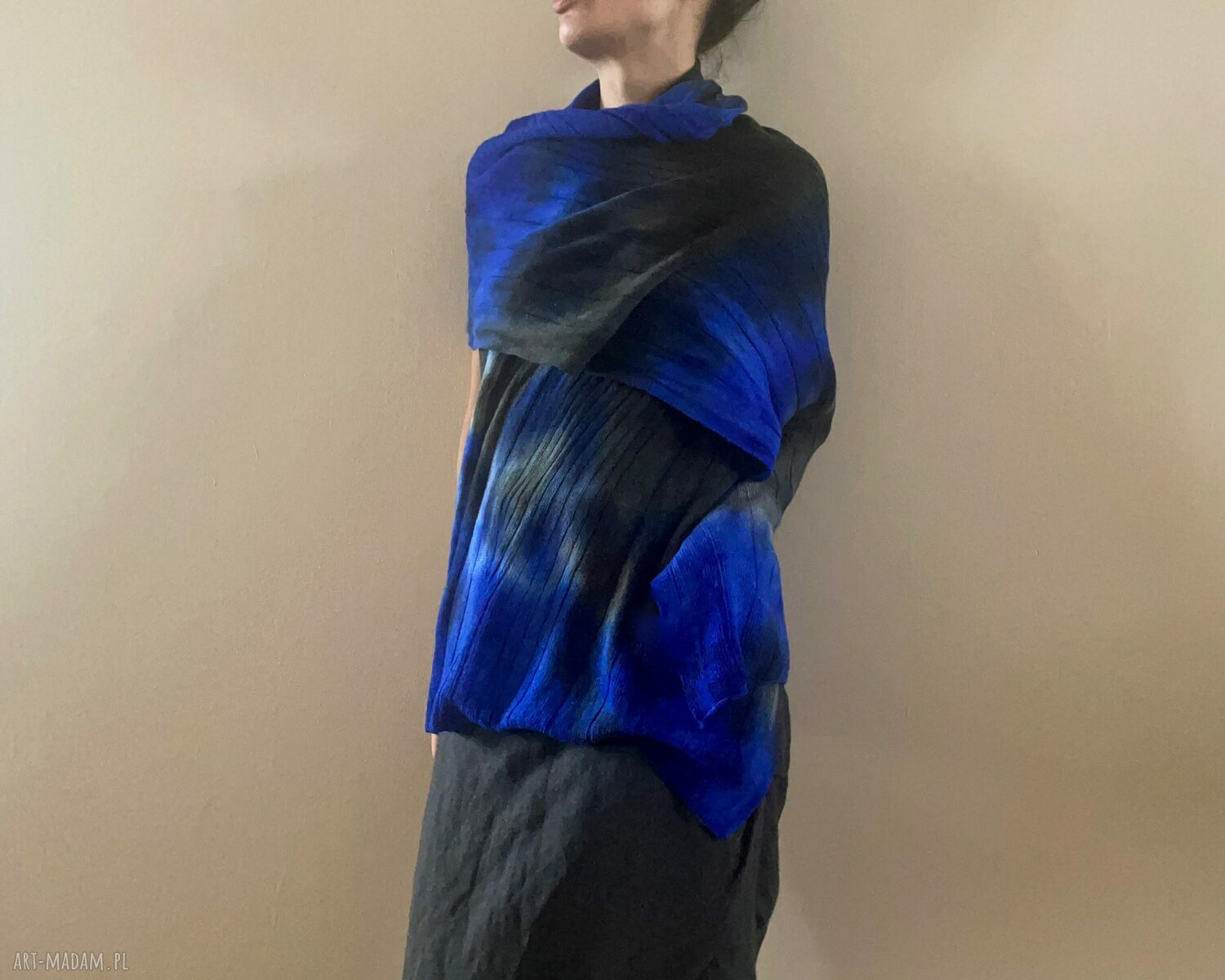 Niebiesko-czarny szal wełniany Blue&Black - ręcznie barwiony unikat na chłodne dni