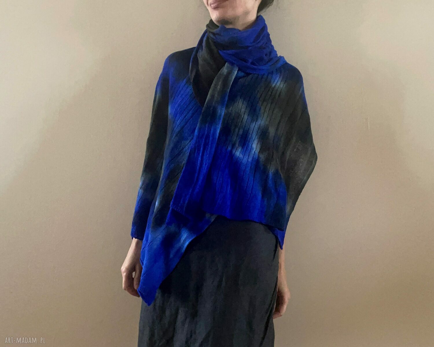 Niebiesko-czarny szal wełniany Blue&Black - ręcznie barwiony unikat na chłodne dni
