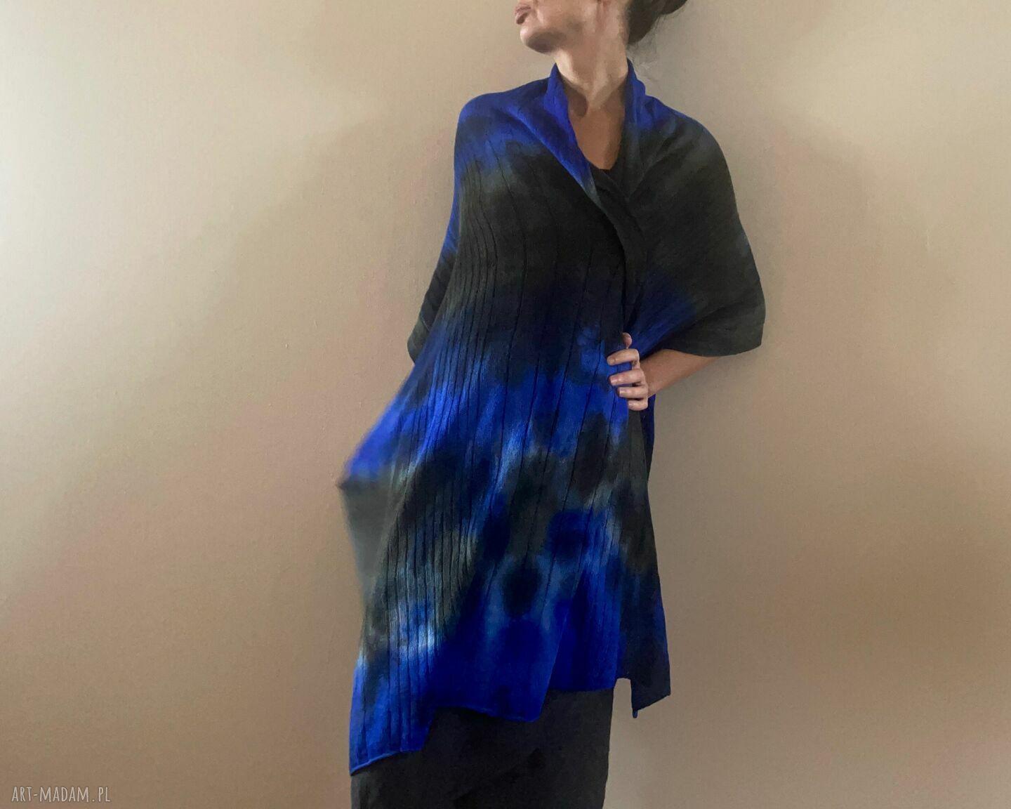 Niebiesko-czarny szal wełniany Blue&Black - ręcznie barwiony unikat na chłodne dni