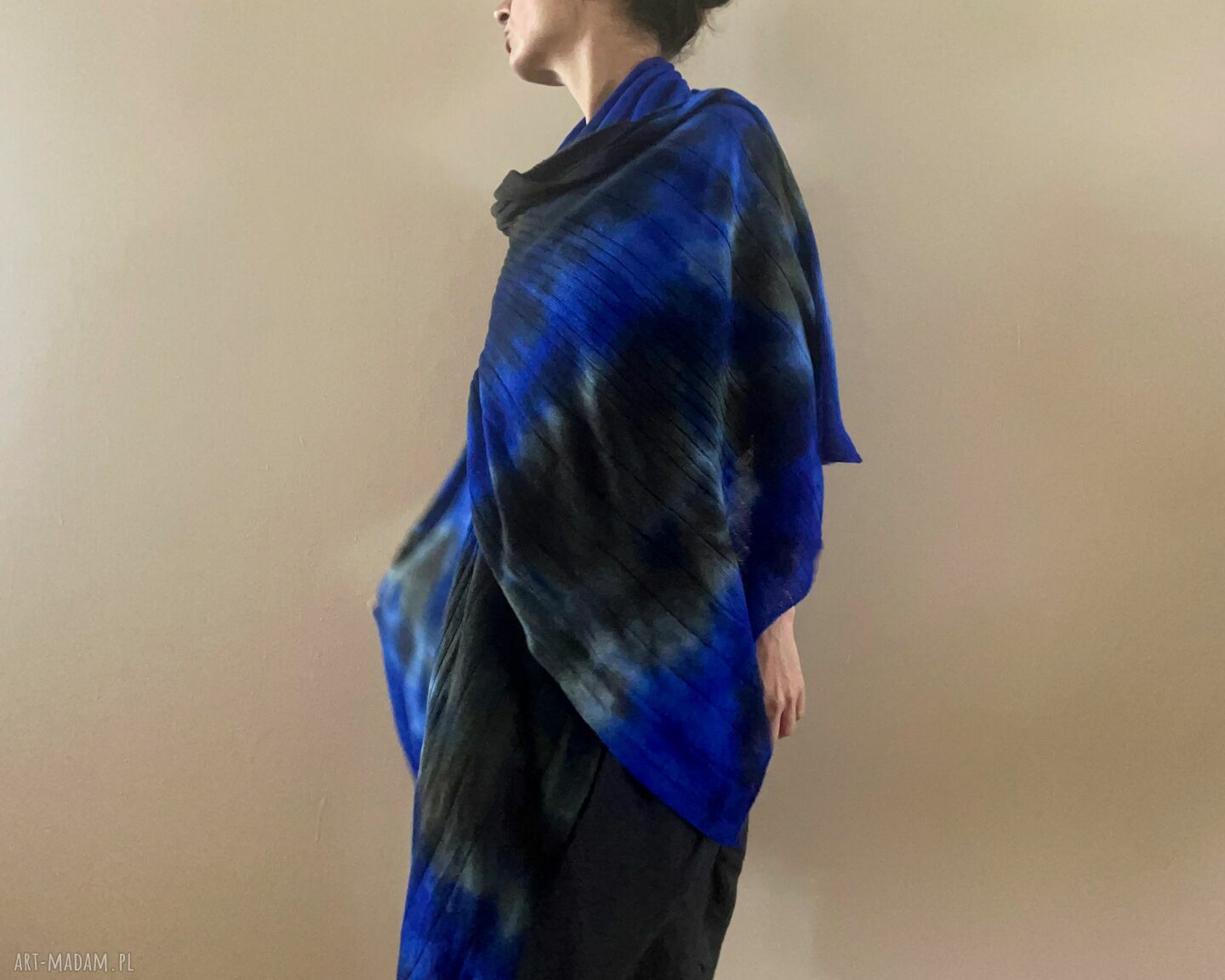 Niebiesko-czarny szal wełniany Blue&Black - ręcznie barwiony unikat na chłodne dni
