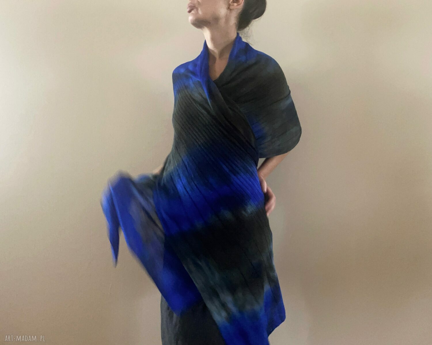 Niebiesko-czarny szal wełniany Blue&Black - ręcznie barwiony unikat na chłodne dni