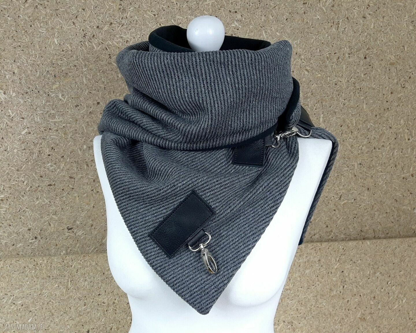 Ciepły wełniany szal szary prążek skórzanymi zapinkami unisex