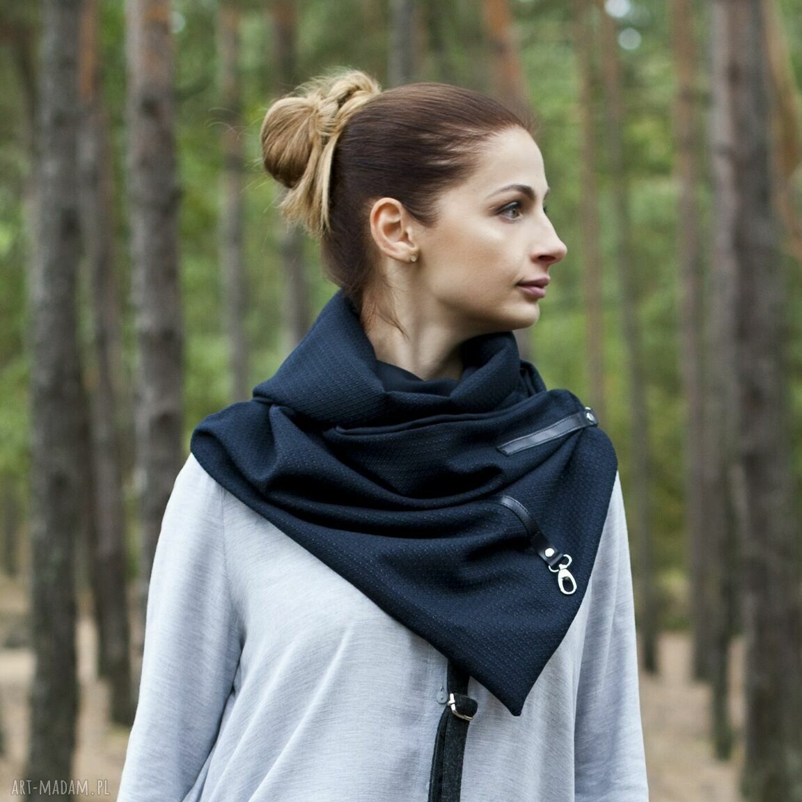Granatowy połyskujący szal ze skórzanymi zapinkami Handmade