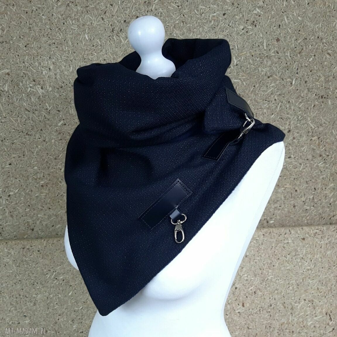Granatowy połyskujący szal ze skórzanymi zapinkami Handmade