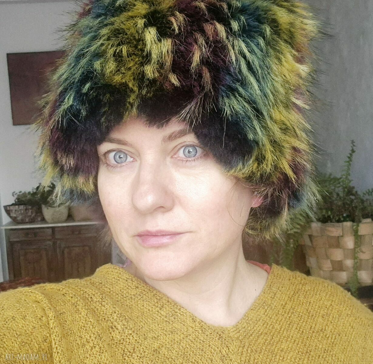 Szalona futrzana czapka boho z podszewką - kolorowy włos i ciepło