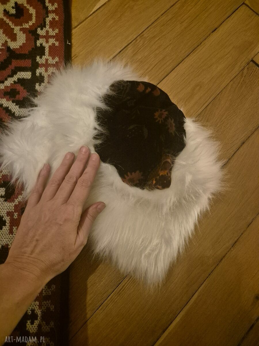 Szalona futrzana czapka biała - bardzo ciepła, na podszewce, rozmiar M 55-56 cm