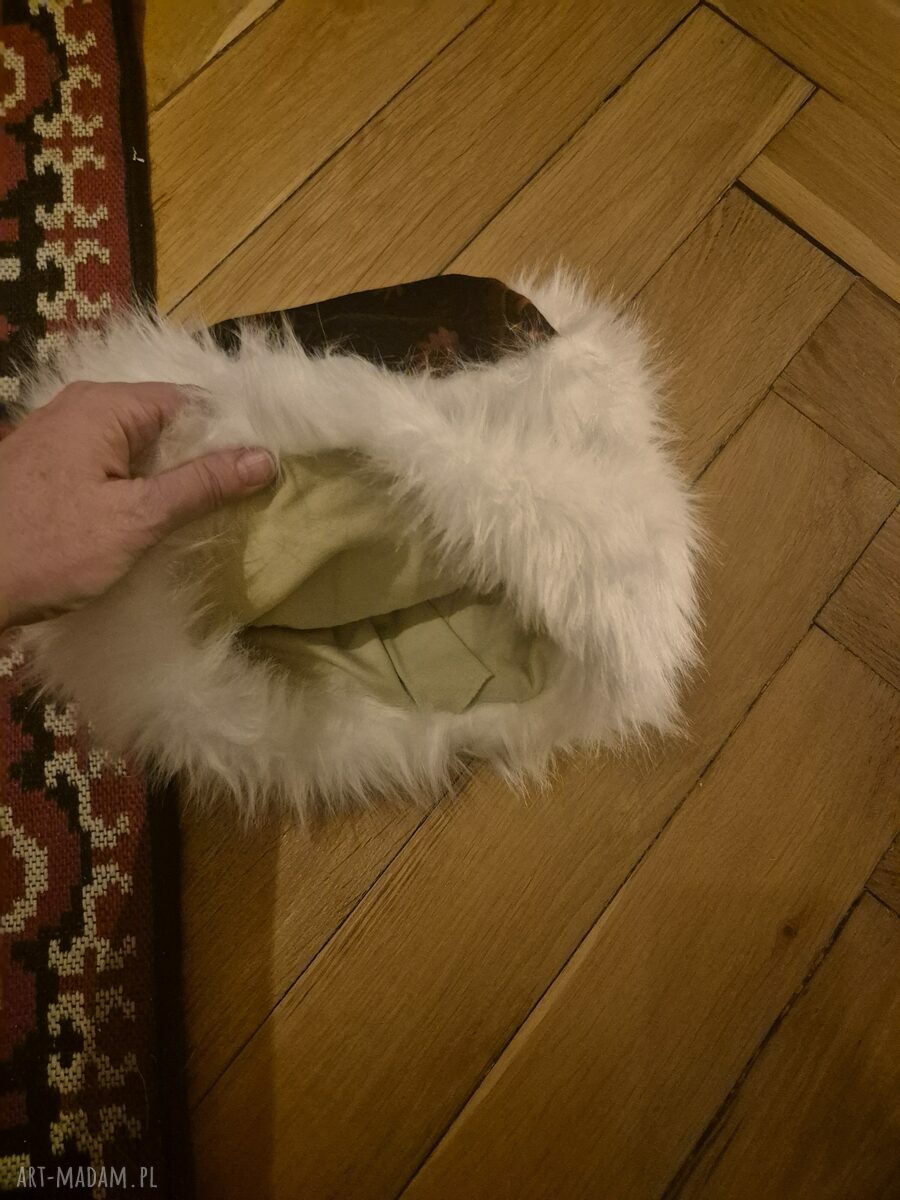 Szalona futrzana czapka biała - bardzo ciepła, na podszewce, rozmiar M 55-56 cm