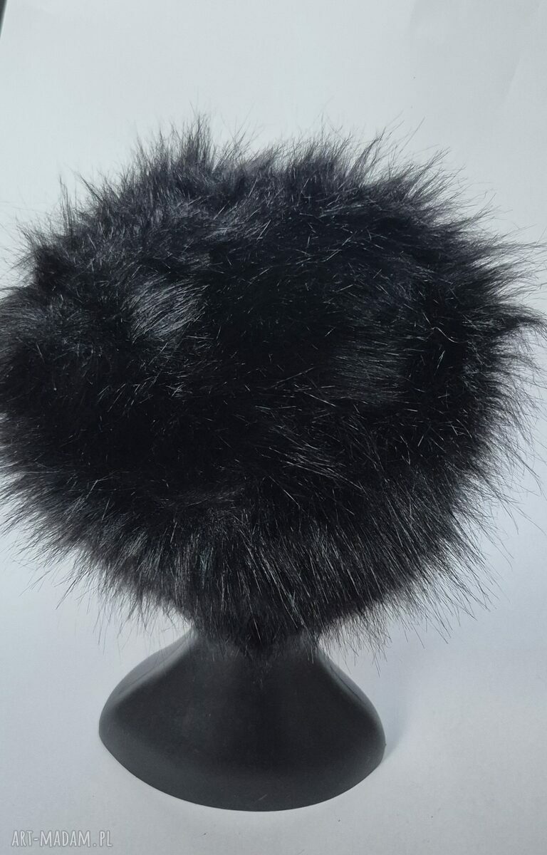 Szalona czarna futrzana czapka zimowa na podszewce - rozmiar M 55-56 cm