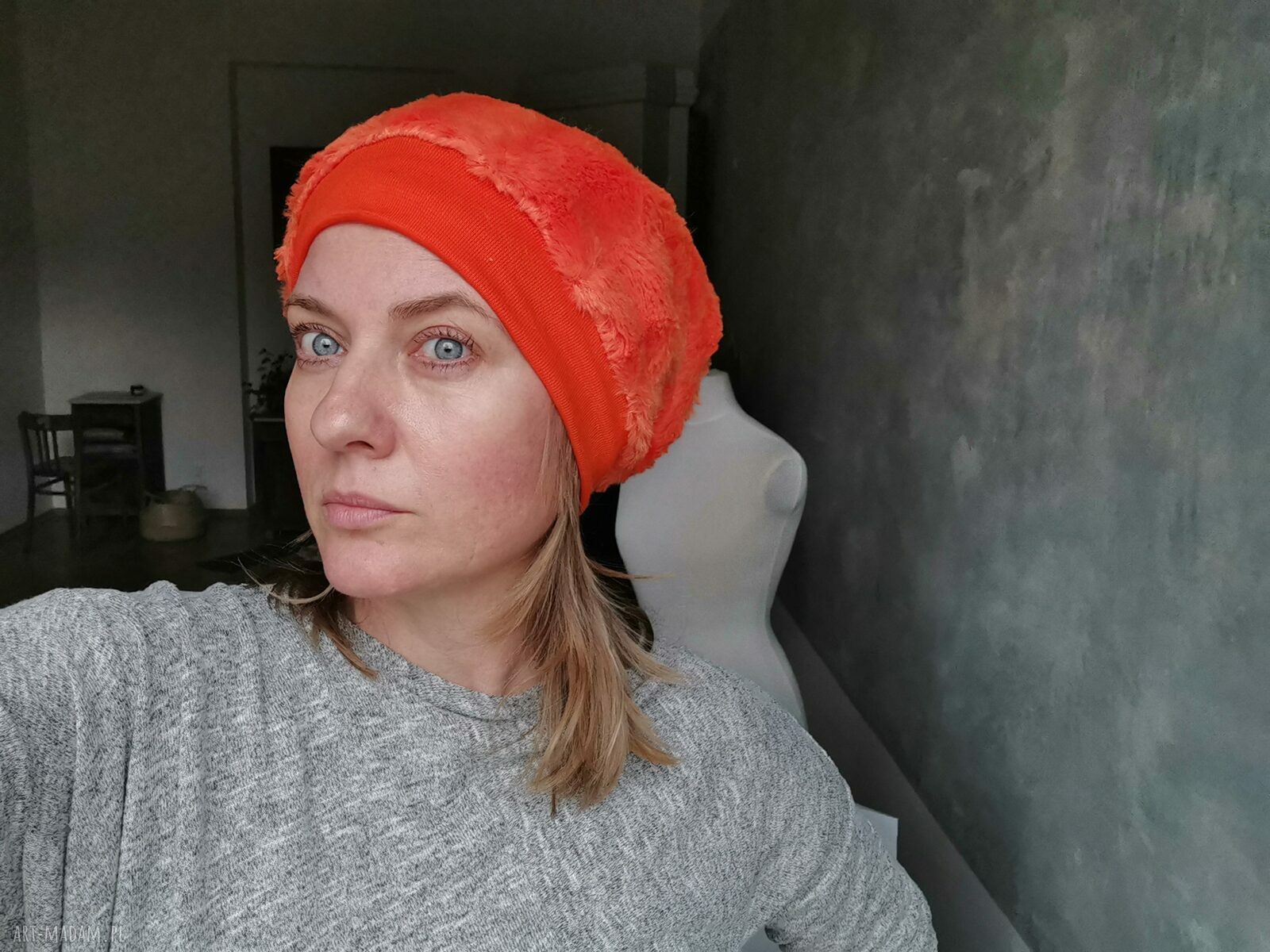 Szalona futrzana czapka pomarańczowy włos dla artystki - boho i folk z frędzlami
